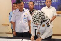 Finny Widiyanti Dirut Perumda Pasar NKR Bersama Pemkab Tangerang Ketika Tanda Tangan Kerja Sama Dengan Pemkab Cirebon ( Foto : Istimewa )