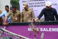 Pj Bupati Kabupaten Tangerang Menyerahkan Bantuan Nelayan Di Mangrove Center ( Foto : Istimewa )