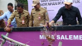 Pj Bupati Kabupaten Tangerang Menyerahkan Bantuan Nelayan Di Mangrove Center ( Foto : Istimewa )