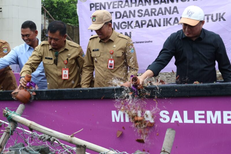 Pj Bupati Kabupaten Tangerang Menyerahkan Bantuan Nelayan Di Mangrove Center ( Foto : Istimewa )