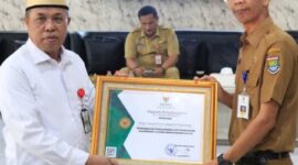 Drs. H. Achmad Nawawi, M.S.i Ketua Bazna Menyerahkan Piagam Penghargaan Kepada Disnaker  ( Foto : Istimewa )