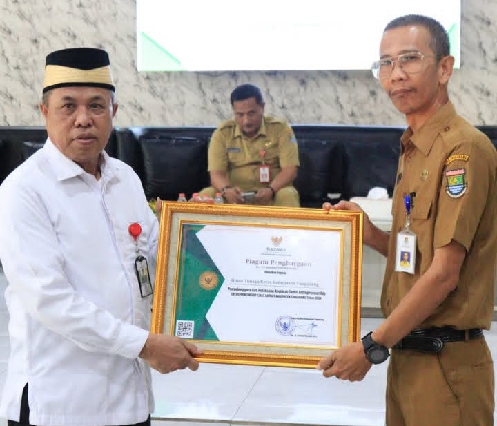 Drs. H. Achmad Nawawi, M.S.i Ketua Bazna Menyerahkan Piagam Penghargaan Kepada Disnaker  ( Foto : Istimewa )