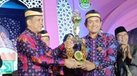 PJ Bupati Tangerang Andy Ony Ketika Menyerahkan Trophy Juara Umum Kepada Camat Mekar Baru Ansori. (Foto: Yadi/Portal MCA)