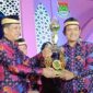 PJ Bupati Tangerang Andy Ony Ketika Menyerahkan Trophy Juara Umum Kepada Camat Mekar Baru Ansori. (Foto: Yadi/Portal MCA)