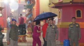 Satpol pp Jaga ketertiban Vihara ( Foto : Istimewa )