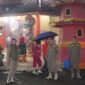 Satpol pp Jaga ketertiban Vihara ( Foto : Istimewa )