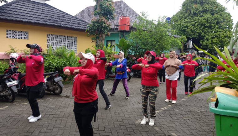 Senam Pagi Di Area Lapangan Puskesmas Cisauk,
( Foto : Istikewa )