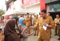 Bupati Tangerang, Pantau Bazar Di Kecamatan Tigaraksa ( FOTO : ISTIMEWA )