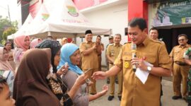 Bupati Tangerang, Pantau Bazar Di Kecamatan Tigaraksa ( FOTO : ISTIMEWA )