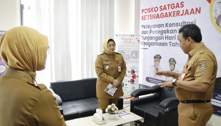 Bupati Tangerang, Intan Nurul Hikmah meninjau kesiapan Posko Satgas Ketenagakerjaan
( Foto : Istimewa )