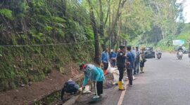 Kepala Desa Dan Warga Bergotong Royong ( FOTO : ISTIMEWA )