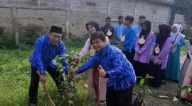 Foto : Kepala MAN 1 dan Siswa sedang menanam pohon pada kegiatan MATSAMA di MAN 1 Tangerang