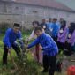 Foto : Kepala MAN 1 dan Siswa sedang menanam pohon pada kegiatan MATSAMA di MAN 1 Tangerang